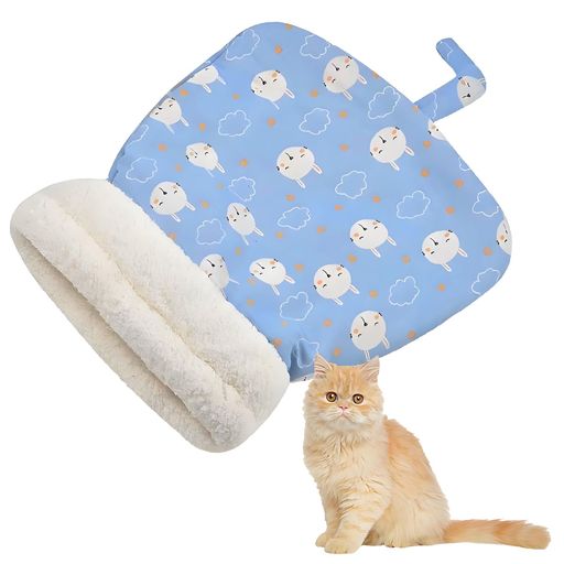 インドア 【半開放式デザイン】この猫用寝袋は広い入口ポケットがデザインされており、猫が自由に出入りできるとともに、使用の快適さと利便性が確保されています。 【多機能用途】この製品はペットベッドとしても、マットとしても使用できます。寒い季節には、猫が寝袋に入って、入口で顎を乗せて安らかな睡眠を楽しむことができ、気温が穏やかな時期には、猫が表面で横になり、快適な睡眠を体験できます。 【持ち運び便利】この冬用寝袋は軽量で持ち運びが簡単で、ソファ、ベッド、椅子、床、さらには車内など、さまざまな場所に置くことができます。ペット寝袋のメンテナンスも簡単で、水洗いが可能で、清掃も手軽です。 【柔らかく快適な素材】柔らかい素材を使用しており、寝袋は一定の厚みを持ち、温度を効果的に保ちます。猫に一晩中快適で暖かい睡眠を提供します。 【全方位的保温】猫用冬季寝袋は360°全方位的な保温効果を提供し、猫が安全で快適に包まれるようにデザインされており、温かい休息の環境を提供します。