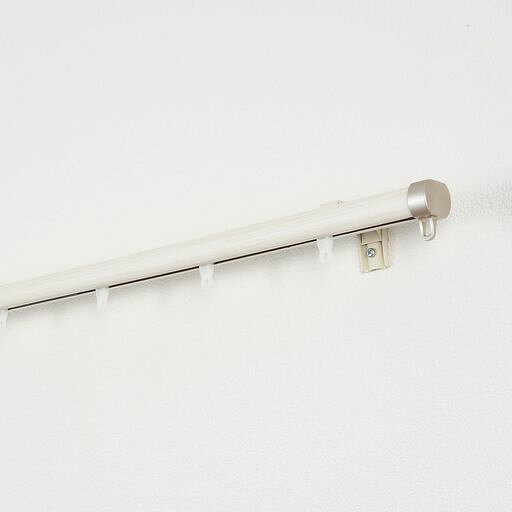 ・耐荷重はカーテン総重量10kgまでOK。片開き5kgまで、両開き10kgまで。 ・カーテンを引き立てるデザインキャップ ・静音ランナーでカーテンの開閉が静か ・さまざまな窓サイズに対応可能な柔軟な設計。設置場所に合わせて伸縮できるので、お客様に合ったサイズで取り付けが出来ます 丸みのある柔らかな形状。質感にこだわった木目調カラー