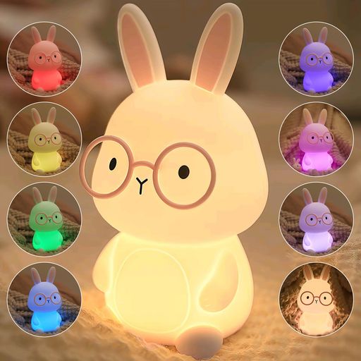 睡眠補助 ストレス解消のための癒しの輝き かわいいバニーナイトライト:この愛らしいかわいいウサギのメガネは、魅力と機能性を完璧に融合させています! コンパクトなハンドヘルドサイズと柔らかいシリコンデザインにより、寝室、寮、デスクの装飾品として理想的なベッドサイドのお供になります。 癒しの輝きとフワフワした質感で、ストレスを和らげるおもちゃにもなります。 実用的で楽しいこのユニークで斬新なナイトライトで、空間とムードを明るくしましょう。 【調光&amp;タッチカラーチェンジ&amp;タイマー機能】愛らしいウサギを軽くたたいて明るさを調整し、7つのカラフルな光に変化し、3段階の光と30分タイマーを提供します。 暖かく居心地の良い雰囲気を作り出すのに最適で、赤ちゃんがぐっすり眠れます。 このフワフワしたバニーランプは、魅力的な部屋の装飾にもなり、どんな家にも欠かせないアイテムです。 柔らかいシリコン素材。赤ちゃん/子供/幼児/妊娠中のママに100%安全:このウサギのベビーナイトライトは、非毒性、BPAフリーのスクイーズシリコン製で、ポータブルで耐久性があり、水や落下に強いです。ティーン、女の子、男の子に完全に安全です。