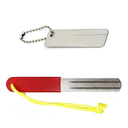 【製品仕様】釣り針研ぎ器と釣り針ヤスリの2点セット、包装サイズ‎15.7 x 8.7 x 1 cm、重量30g。コンパクトなサイズで持ち運びも簡単。 【実用性】この釣り針研ぎ器は、釣り針を素早く研ぐのに最適なツールです。ダイヤモンドヤスリの高硬度により、鋭さを回復し、釣り針が損傷するのを防ぎます。フックを研ぐだけで新品同様の鋭さを保てるので、頻繁にフックを交換する必要がなくなります。これにより、釣り中に誤ってフックを損傷するのを防ぎ、快適な釣り体験を楽しむことができます。 【ダブル溝デザイン】この製品は両面デザインを採用しており、釣り針の溝のデザインはシンプルで、両面は砂の表面です。 深溝、太溝、二重浅溝、様々な釣り針を装着できます。この設計により、フックの先端からフックの根元まで広範囲に研磨が可能になり、どのフックも鋭い状態を保つことができます。各フックに完璧に適合し、正確に研ぐことができます。 【高い携帯性】軽量でコンパクトなデザインなので、タックルボックスやバックパックに簡単に収納できます。ストラップが付属しているので、キーホルダーなどに簡単に取り付けて持ち運ぶことができます。