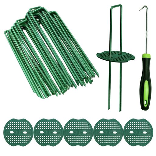 【高品質な材質と耐久性】Uピン杭はスチール製で、強度、耐久性に優れています。緑色の防錆コーティングが施され、亜鉛メッキよりも高い防錆力を提供し、長期間の使用に適しています。地中で折れにくく、交換の必要が少ないため、コストを抑えることができます。 【パッケージ内容】Uピン杭のサイズは15cmx3cmで、直径は約3.2mm、数量は50本。緑丸50本と抜きフック1本も含まれており、お客様にとって最適な製品内容です。 【幅広い用途と多様な素材への対応】Uピンは防草シート、人工芝、農業用防虫ネット、不織布、ビニールマルチなどの施工・固定に使用できる多機能な製品です。庭園、農業、キャンプなど幅広い用途に適しています 【安全で美しい固定と耐久性の長さ】U字型のピンを穴に差し込むことで、しっかりと固定され、強風や雨天にも耐え、脱落しにくく安定感があります。地面深くまで刺さり、お子様が走り回ってもずれず、美しいお庭を簡単に維持できます。特殊な加工によりサビを防ぎ、長期間の使用に耐えます。 【取り付けの容易さと効果的な固定】先端が尖っているため、地面に簡単に差し込み、素早く固定できます。