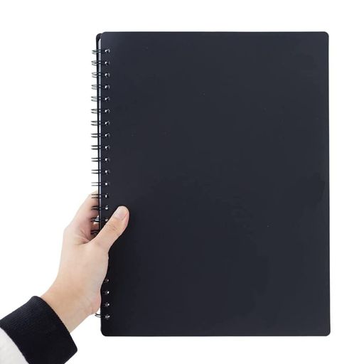 【商品仕様】商品内容:リング式のA4サイズの楽譜ファイルですサイズ:サイズ:約33cmx24cmx2cm重量:約400g色:ブラック。 【収納力抜群】A4サイズ楽譜ファイルです。楽譜ホルダー20枚入りのため合計40枚の楽譜が収納可能です楽譜がたっぷり収納できます。 【光の反射防止】フィルムポケットへの挿し入れ式ではないので、広げた際に照明の映り込みや照り返しがなく、ステージ上で文字や譜面が飛んで見えなくなる心配がありません。 【簡単使用】リングタイプなので、平置き・片面置きしてもページが勝手に閉じない楽譜にメモするときに取りださなくていいファイルしたまま書き込める楽譜ファイル。 【幅広い用途】楽譜以外にも、お料理レシピ・カラオケの歌詞・会議資料など、多用途に使えますで使えて実用的です。