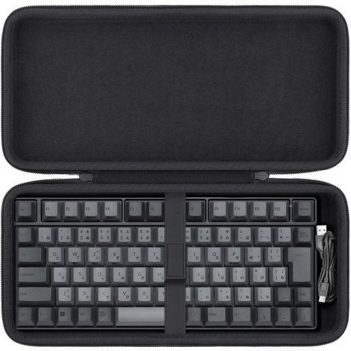 【完璧にフィット】REALFORCE RC1 キーボード専用に設計されており、サイズが完璧で収納できます。REALFORCE RC1 キーボードをきちんと収納することができます。サイズが適切で、キーボードがバッグの中でがたつくこともなく、持ち運び中のキーボードの安全性を確保します。 【耐衝撃】表面には傷つきにくく、落下にも強い EVA とナイロン素材を使用しており、REALFORCE RC1 キーボードを完璧に保護します。EVA とナイロンの複合素材は、落下にも対応できるため、万一バッグを落としても、REALFORCE RC1 キーボードが破損する心配がありません。 【ダブルジップ】ダブルジップの設計により、ケースの開閉が非常に容易です。ジップは高品質で、スムーズに動き、引っかかることもありません。また、ダブルジップであるため、片側からでも開けることができ、必要なときに迅速にREALFORCE RC1 キーボードを取り出すことができます。 【持ち運びに便利なデザイン】持ち手が付属しており、持ち運びが便利です。持ち手は丈夫な素材で作られており、簡単に持ち運べます。