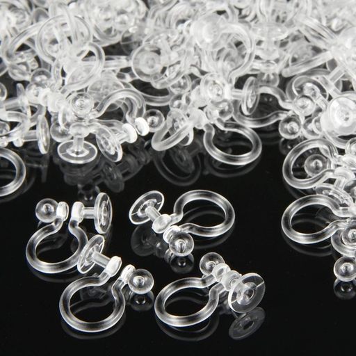 素材:樹脂 色:クリア(透明) 数量:100個 サイズ:丸皿直径5mm 5mmの平皿(中心に穴あり)付き、お好みで平皿にチャームを貼り付けいただき、簡単に素敵なオリジナルイヤリングをお作りいただけます。クリアタイプなので、ピアスをつけているようでとても自然に見えます。 金属アレルギーの方、ピアスの穴を開けていない方、通常のイヤリングが苦手な方、お子様にもオススメです。 こちらの樹脂は、耐衝撃強度が強く、透明度も高く軽量です。樹脂素材は柔軟性があり、耳たぶの厚さに合わせて、調整ができます。 ※ 耳たぶに挟むイヤリングでございますので、重たいチャームを付けますと耳から落ちてしまう場合がございます。
