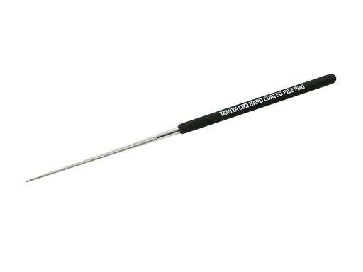 クラフトツールシリーズ 金属やカーボンの加工に抜群の切削力と耐久性を発揮 ハードクロムコーティングを施した、高い耐久性と目詰まりのしにくさが特長 シックなブラックにホワイトのタミヤロゴが入ったグリップは、滑りにくく手になじむ特殊コーティング仕上げ 全長160mm、直径3mm