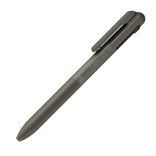 【特長】安定感抜群の革調グリップデザイン多機能ペン 【特長】不快な音を軽減する、静かで心地よいノック感 【ボール径】0.5mm 【シャープ芯径】0.5 【インキ色】黒・赤 【サイズ/重さ】幅 18mm x奥行 12mm x 長さ 147mm/12g 【材質】前軸=PP 後軸・ノッククリップ=PC スライダー=POM グリップ=エラストマー