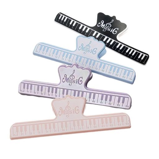 【セット内容】4個セット(ライトブルー*1、パープル*1、ブラック*1、ピンク*1) 【サイズ】長さ15cmx幅5cmx厚み2.5cm 【高品質素材】環境にやさしいABSプラスチックで作られており、耐久性があり、壊れにくいです。 【実用性】滑らかな溝があり、スコアや他のページをしっかりと固定できます。演奏や練習中にスコアや本が滑るのを防ぎ、本を読みやすくします。 【様々な用途】このクリップは、楽譜の位置を固定し、ラインやトラッキング音楽譜の位置を強調することができます。本や楽譜、雑誌などのページをしっかり固定するのに最適であり、また写真やノート、書類など、さまざまなアイテムにも使用することができます。