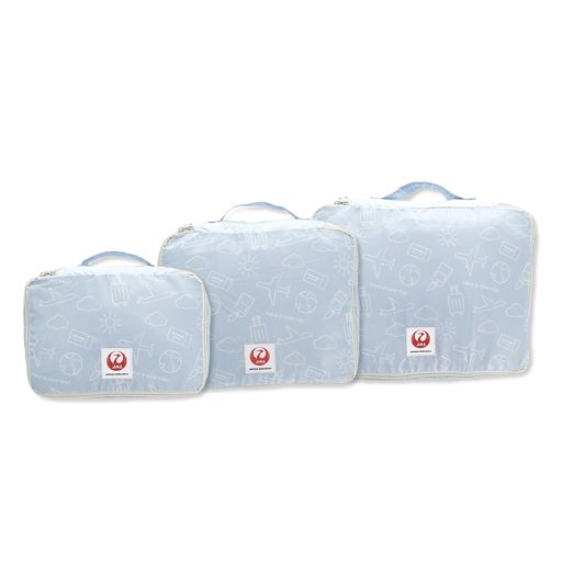 サイズ:Sサイズ:約H20xW29xD8cm Mサイズ:約H27xW33xD8cm Lサイズ:約H30xW40xD9cm / 生産国:中国 組成:ポリエステル100% / 仕様:インクジェットプリント・織りネーム・YKKファスナー 3サイズのポーチがセットになっており、旅行先や用途によって使い分けが可能です。 旅行カバンの中でバラバラになりがちな小物もすっきりと収納できます。 【JAL】日本で最も長い航空会社としての歴史を持つ。国際線ともに旅客数第1位の実績を上げている