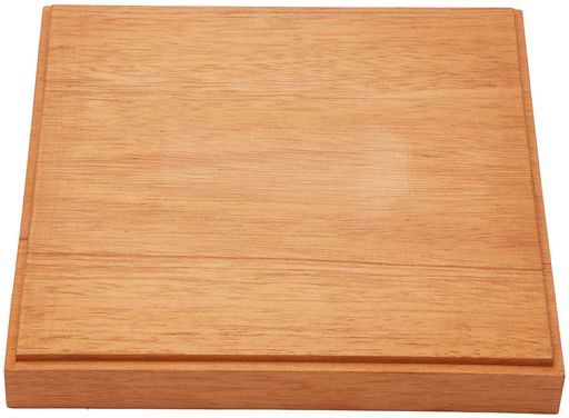 サイズ:156mm x 156mm x 高さ20mm 台座部:150mm x 150mm 天然マホガニー材を使用した木製ベース 溶剤系クリアーコート剤は使用しておりません 天然木材を使用しているため、ベース本体の色は個体差があります