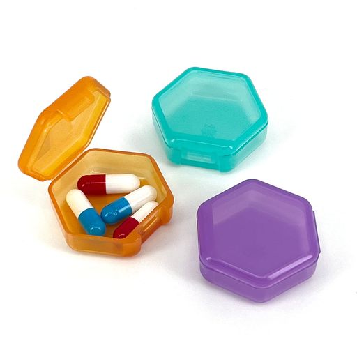 ⭐【安全に薬物を貯蔵する】ボタンは頑丈で、ロックしてスナップで閉じると、安全に薬物を貯蔵する. ⭐【ワンボタン開閉設計】コンテナーをより簡単に開いてロックするのに役立ちます。これは、指の力が弱い、関節炎、または器用さが不十分な人に非常に適しています. ⭐【大容量】ピルボックスのサイズは25*25*17mmです、あなたの毎日の薬をすべて保持するのに十分です、持ち運びにとても便利で、日常使いや出張などに最適です. ⭐【BPAフリ