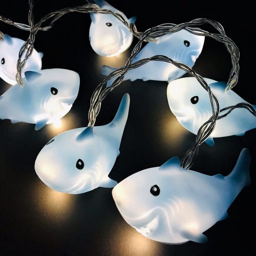 サイズ: 長さ: 1.5 M / 4.9 FT、LED数:10球、材質: プラスチック、電源: 電池式、2個単三電池 (別売り)。 純光と高輝度で、熱がなく、やけどしにくい。 省エネ、無汚染、環境に優しく、携帯性があり、保存しやすい。 ハロウィン、ガーデン、庭園、庭、芝生、キャンプ、パーティー、祝日などの装飾としては最適です。 ご注意:バッテリーボックスは防水性がないので、屋外で使用するときは気をつけてください。ドレープライトの寿命を維持するために、雨に降られたり湿った場所から離れたりしないようにしてください。