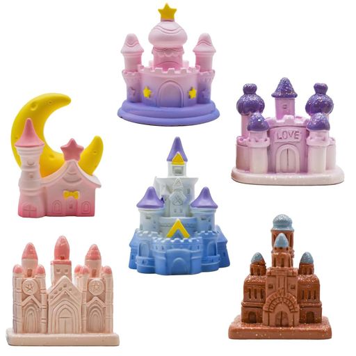 デザイン:この商品は、6体の異なるスタイルに彩られたミニメルヘンキャッスルレジンスタチューのコレクションです。それぞれのキャッスルは、愛らしいデザインと精緻な造形によって、独自の物語と雰囲気を醸し出しています。 サイズ:各キャッスルのサイズはおよそ 3CM - 5CM のミニサイズです。持ち運びや収納が容易で、どこにでも手軽に飾ることができます。 パッケージ内容:1セットで6個です 素材:高品質のレジン素材を使用し、丁寧な彩色が施されており、小さなディテールまでもがこだわられています。 マイクロランドスケープ城 ミニフィギュアの装飾。手のひらサイズのこれらのキャッスルたちは、あなたのデスク、本棚、または部屋のいたるところに、魔法のような幻想的な空間を演出します。収集する楽しみ、飾る喜び、それぞれがあなただけの特別な小さな世界を提供します。