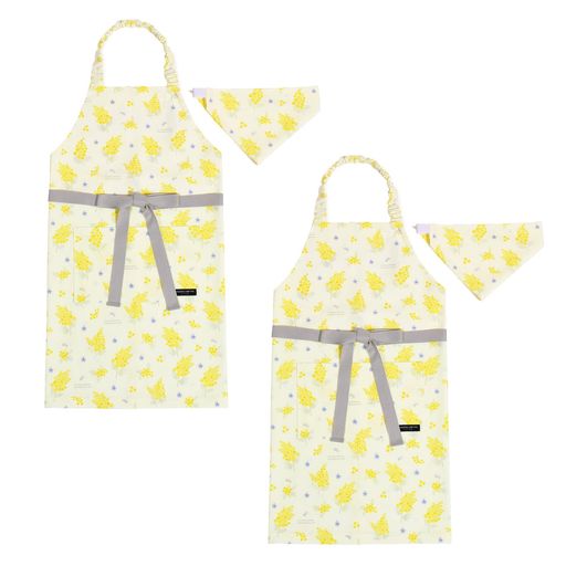 ■こちらの商品は同柄2枚セットとなります。 子どもの成長に対応できるサイズ。首ひもの長さを調節できるので、丈の長さを子どもの身長に合わせて変更可能。長くご愛用いただけます。 一人で簡単にかぶれる、おそろいの三角巾付き。三角巾の後ろはずり落ちにくいゴム仕様。サイズが大きい場合は、ゴムを少し縫って調節して下さい。 自立心を養う、ひとりで着られるエプロンです。すっぽりかぶれる首ひも、さらに腰ひもは前で結べるタイプ。ひも結びの練習にもなります。 機能性とデザインにこだわった切替え生地。首ひもと切替え部分は肌当たりがよく、丈夫なオックス生地を使用。柄生地に合うものをセレクトしています。