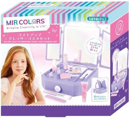 お子様が安心して使えるコスメシリーズ 対象年齢6歳以上 三面鏡のドレッサーとメイクグッズがたくさん入ったセット 別売りアルカリ単4電池2本使用 【セット内容】ドレッサー:1台、ネイルポリッシュ:1本、つめやすり:1個、アイシャドウパレット:4色x2個、チップ:2本、チーク:1個、ブラシ:1本、リップグロス:1本、リップスティック:1本、説明書:1部