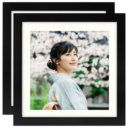 フォトフレームサイズ:「外寸:279x279mm」、「内寸:250x250mm」、「窓寸:203x203mm」。3mmぐらい厚さの用紙が入れます。 スクエア写真たて:枠の材質は木製を使用しており丈夫で軽くて使いやすい。スタンド機能と吊り下げるの両用ある。 高い透明感:フォトフレームの透明板はPMMA(1mm厚),無味、防湿防塵。ガラスより丈夫で割れにくく長持します。お子様がいるご家族にも安心してご使用ください。 多用途:木製額縁は結婚式、卒業式、誕生日などの写真、表彰状とハガキなどを入れて飾ったり、プレゼントしたりすることができます。 紙パック包装:フォトフレームはすべて厳格な包装を経て、運送して、安心して買ってください。もし問題があったら,私達に連絡して、必ず最初にお客様に問題を解決します。