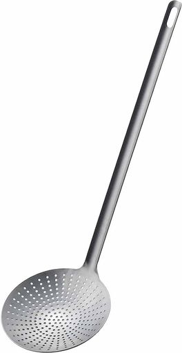 サイズ(約):全長27.5cm、すくい部/直径8.1x深さ1cm、穴径1.7mm 本体重量(約):55g 素材・材質:18-0ステンレス(板厚1.0mm) 生産国:日本、食洗機:使用可 衛生的で永く使えるステンレス製。簡易包装でゴミも軽減