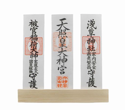 寸法:約高さ4cmx幅28cmx厚さ3cm材質:天然木。 場所をとらず、お札やお守りをお部屋にお祀りする事ができます。 一般的なサイズのお札(30センチ程度)であれば厚さ2センチまで安定して自立します。 商品内容:神札立て・壁掛け金具。壁掛け専用金具が付属しておりネジがいらず取り付け簡単。 天然木のため一つ一つ柾目や色が異なるのでご了承願います。