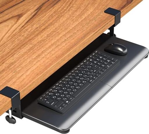 【広い650mm幅で仕事が快適に】このキーボードトレイは、クランプ間を含む全幅794mm(有効幅650mm)x奥行300mmの広々スペースを提供。フルサイズキーボードとマウスを余裕を持って収納でき、デスク上の作業領域をスッキリと確保します。最大耐荷重5kgの頑丈な構造で、安定したタイピングをサポート。設置前には、ご利用のデスク幅との適合をぜひご確認ください。 【スムーズスライドで快適な姿勢】高品質レールにより、軽い力でスムーズに引き出し可能。デスク端から最大200mm延伸でき、タイピング時に最適な手の位置を実現。使用後はデスク下にすっきり収納。キーボードスライダーとして、狭いスペースでも快適な作業領域をオンデマンドで創出します 【人間工学が腰と肩の負担を軽減】BONTECの人間工学設計により、デスク上より適度に高く、手前にキーボードを配置可能。自然と背筋が伸び、視線が上がるため、長時間の作業による猫背や肩・腰への負荷を軽減。コンパクトながらも、健康配慮に徹底したデスクエクステンダーです 【デスク下収納で机上が広々】使わない時はデスク下に完全収納。