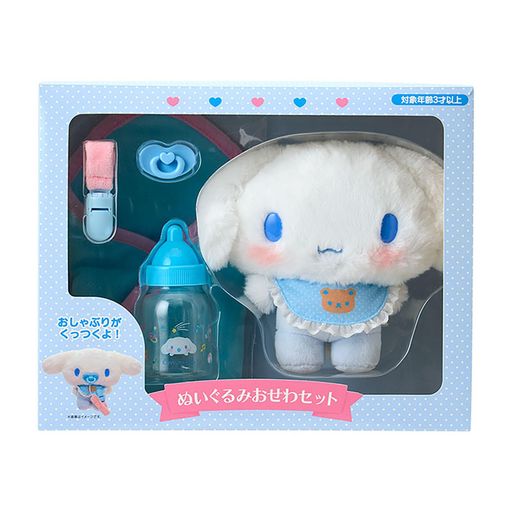 本体サイズ:パッケージ:約幅29x奥行10x高さ23cmシナモン:約幅21x奥行8.5x高さ15cm。主な材料・原料:ポリエステル、ABS おしゃぶりがマグネットでくっつく。おしゃぶりホルダーでおしゃぶりとスタイをつなぐことができる。対象年齢3才以上※総柄デザインの部分は、商品によって柄の出方が若干異なります。 ※チーク部分は手作業で着色しているため、風合いが異なることがあります。また、照明などの影響により色味に変化が生じる場合があります。※付属品単品のご用意はございません。 (C) 2025 SANRIO CO., LTD. 著作 株式会社サンリオ