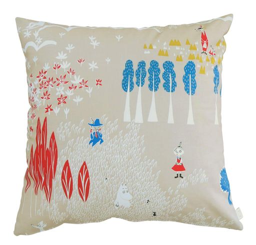 サイズ:約60x60cm 本体重量:約0.16kg 素材:綿100% 生産国:日本 約60x60cm 綿100% 中身のクッションは別売。クッションカバーのみのお届けとなります。 ファスナー式で入れ替え簡単。インテリアの模様替えも気軽にできます。お部屋にムーミンの世界を広げてみませんか。 フィンランドで生まれた北欧を代表するキャラクター「ムーミントロール」と仲間達の世界。テキスタイルデザイナー鈴木マサルとQUARTER REPORTのコラボレートによって生まれたムーミンの生地です。 いつも一緒にいるけどワイワイガヤガヤではなく、それぞれが好きなことをしている仲間たち。 スナフキンやムーミンママもいます。柄の配置は商品によって異なります。 生地のデザインから縫製・検査まで全て日本国内で行われるので安心してお使い頂けます。(C)Moomin Characters