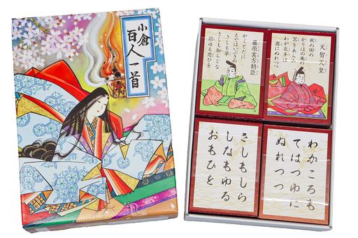サイズ:ケース:縦16.5x横12x厚み4.5cm かるたサイズ:縦7.5x横5.3cm 小倉 百人一首。藤原定家が京都小倉山の山荘で選んだといわれる百首の歌。天智天皇から順徳院まで百人の和歌1首ずつを集めたもので、近世以後、歌ガルタとして広まった。
