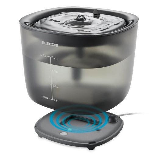 尿路管理 高密度3層構造のフィルターで、飲みやすいキレイなお水をどんなときでも。超静音設計でワンちゃん・ネコちゃんも安心のワイヤレスポンプ式自動給水器です。 水タンクと給電ベースが別構造の完全セパレート設計。水タンクを持ち上げるだけでスムーズにお水の補充ができ、置くだけで簡単に給電できます。お手入れの際も水濡れによるケーブルの故障や感電の心配がありません。 ポンプが水タンクに接触しない構造で振動音を抑え、近距離でも9dB、2m以上離れた場所では6dB以下の超静音設計を実現。ほとんど音がしないので、おやすみタイムも動作音を気にせず過ごせます。音に敏感なワンちゃん・ネコちゃんでも安心です。 ※国内試験機関にて分析評価済み ※参考値:20dBで木の葉が触れ合う音、10dBで蝶のはばたく音程度と言われています。 独自設計の高密度3層構造フィルターが流れる水を逃さずキレイをキープ。水道水を約70%軟水化したごくごく飲めるおいしいお水で、ネコちゃん・ワンちゃんの下部尿路の健康維持をサポートします。 ※国内試験機関にて分析評価済み