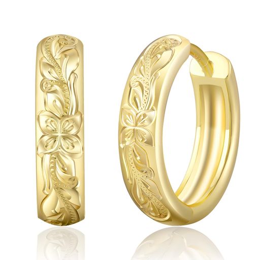 【ハワイアンジュエリー】耳元を華やかに彩るハワイアンジュエリーのフープピアス。安価なステンレス製品とは異なり、まるで手彫りのような繊細な彫刻が施されています。外径15mm・幅3.5mmの程よい大きさと、シンプルなデザインのため、男女年代問わずお使い頂けます。 【想いを込めたデザイン】ハワイ伝統的なデザイン、押し寄せる波とプルメリア柄が彫られています。波(スクロール)柄は、「幸せを運んできてくれる」、「困難を乗り越える」という意味を持ち、ハワイでは「永遠の愛」や「成功」の象徴とされています。神が宿る花と言われるプルメリアには、「大切な人の幸せを願う」といった意味がありますので、贈り物にぴったりのモチーフです。 【お肌に優しい素材】耳に触れるポスト部分にはシルバー925素材を採用。お肌が敏感な方にも安心安全の、肌に優しい素材です。通勤、通学、デート、パーテイーなど様々なシーンに適用します。ワンタッチで装着できる中折れ式で、キャッチをなくす心配がいりません。ポストが外に出ないので、邪魔にならない付け心地のいいピアスです。