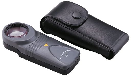 倍率(倍):10 / レンズ寸法(mm):φ30 電源:単4形乾電池x3(別売) / 電池連続時間(h):約40(アルカリ乾電池使用時) LED寿命(h):約40000 / LED直径(mm):約5 / LED電圧(V):3 / LED光度(mcd):8000-10000 / LED指向角(°):約30 本体寸法(mm):W39xH105xD26 / 本体質量(g):41 本体材質:[レンズ]ガラス、[本体]ABS