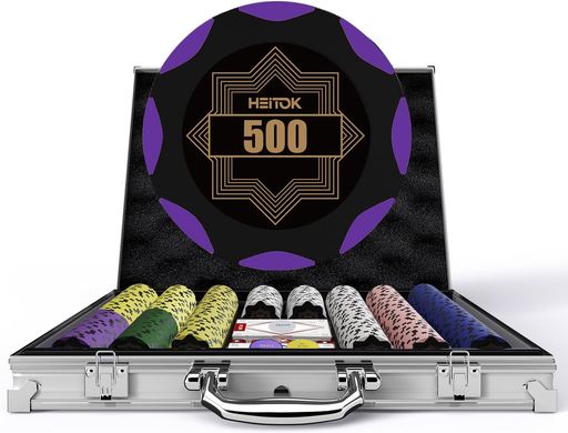 14gクレイコンポジットの数字入りチップ500枚。白$1x150枚、黄$5x150枚、ピンク$25x100枚、青$100x50枚、紫$500x25枚、緑$1000x25枚の構成です。色と数字で額面を確認しやすく、チップを種類ごとに整理して積み重ねられます。 紙製トランプ2組、ダイス5個、ディーラーボタン、Small Blindボタン、Big Blindボタン、直角アルミケースを同梱。2~10人で使える内容をまとめた、ゲーム準備を始めやすい500枚セットです。 数字入りの額面表示により、ベット、ホストのバンク、ポット、ブラインド、サイドポット、チップ交換を整理しやすい構成です。各スタックの価値を確認しながら、ゲーム進行とチップ管理を行えます。 直角アルミケースにチップ、カード、ダイス、各種ボタンをまとめて収納できます。セット内容を一か所に整理でき、自宅での保管、友人宅や会場への持ち運び、ゲーム開始前のテーブル準備に便利です。 テキサスホールデム、ブラックジャック、5カードドロー、ホームトーナメントに使えるポーカーセットです。
