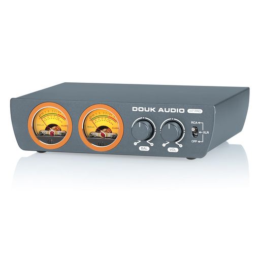 TPA3255搭載、コンパクトながらMax.300Wx2の高出力: アンプ部には、Texas Instruments社のハイエンドD級アンプチップ「TPA3255」を採用。4Ω負荷時、Max.300Wx2の出力を実現し、能率の低いブックシェルフスピーカーからフロアスタンディングモデルまで、余裕を持ってドライブします。クラスDアンプならではの高効率(発熱が少ない)と、高度なフィードバック設計による低歪みを両立。コンパクトな筐体ながら、ホームシアターやデスクトップHi-Fiシステムの中心として、圧倒的なサウンドを提供します。 左右独立アナログVUメーター+バランスコントロール: 前モデル(H7)のユーザーからのフィードバックを反映し、H7 PROでは左右独立したアナログVUメーターを新たに搭載。音楽の強弱に合わせて針がリアルタイムに躍動し、視覚的なリスニング体験を豊かにします。また、左右チャンネルの独立した音量調整は廃止し、代わりに左右の音圧バランスを微調整するためのバランスコントロールを追加。スピーカーの設置環境や聴取位置に合わせて、最適なステレオイメージを調整できます。