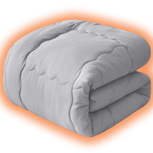 【商品仕様】サイズ:幅約150cmx奥行約210cm(シングル掛け布団)。側生地:ポリエステル100%(ピーチスキン加工)/中綿の素材:中空構造のポリエステルわた100% 。中綿には綿切れしにくい中空ポリエステル綿を使用しています。ずれにくい8ヶ所の滑り止めリング付き、シーツや敷き布団としっかりフィットするので、暖まった空気を逃がさず、一晩中温かく安眠をサポートします。 生産地-中国 【冬の冷えを徹底対策!優れた保温性】かけ布団は中空ポリエステルわたが、ご自身の体温で温まった空気を逃さず蓄熱。厚手でふんわりとしたながら、重すぎない軽量設計なので、圧迫感なく深部まで温まります。暖房が効いた室内でも蒸れにくく、寒い季節に最適なちょうど良い暖かさを提供します。 【肌に触れる瞬間から至福!やわらか極上触感】桃のようにしっとりなめらかなピーチスキン加工でしっとり気持ちよく、ムレにくく快適です。冷たい布団が苦手な方も、触れた瞬間から心地よい温もりを感じる、なめらかでしっとりした肌触りです。ほこりが出にくい素材なので、就寝中も快適で、敏感肌の方やお子様にも安心です。