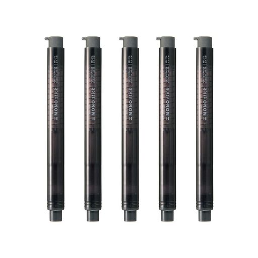 【モノスティック】トンボ鉛筆(Tombow)のスタンダード消しゴム・MONO (モノ) 消しゴムの消しやすさそのままに、ペン型になりました。サッと使えるノック式で、1文字から消しやすい中細消しゴムです。 【特徴】ペン立ての中でも見つけやすく、クリップレスだからペンポーチの中でかさばりません。 【軸色】ブラック 【入数】5本 【製品仕様】ノック式・つめ替えタイプ 【消しゴム仕様】6.7mm径x100mm 【替え消しゴム】メーカー品番 ER-KM をご利用ください