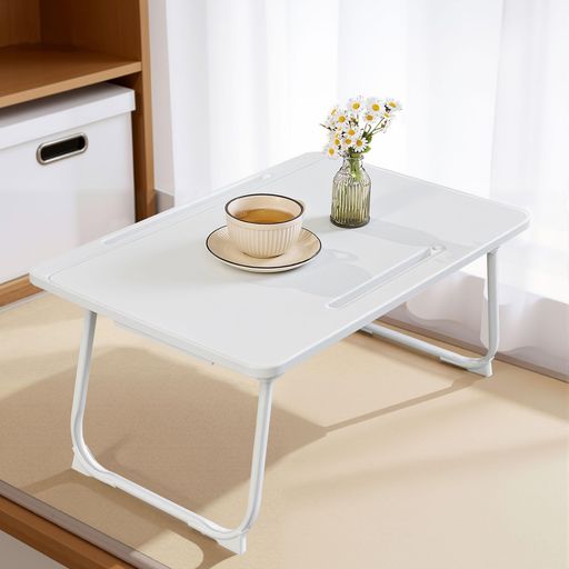 【商品仕様】サイズ(約):幅60x奥行40x高さ28cm。重量:約2.61KG。カラー:オーク、グレー、ブラック、ホワイト、ブラウン(5種)。材質:プラスチック+亜鉛メッキ鋼管。 【折りたたみ式&amp;省スペース】この折りたたみ式テーブルはコンパクトに折りたたんで収納できるため、場所を取らずにスッキリ整理できます。軽量設計で持ち運びも簡単です。ベッドやソファ、フローリング、オフィス、アウトドアなど、さまざまなシーンで活躍し、どこでも快適に使用できます。 【読書スタンド&amp;収納スペース付き】この多機能ラップデスクには、折りたたみ式の読書スタンドを搭載しており、本やタブレットをしっかり固定できます。動画鑑賞・オンライン授業・レシピ閲覧など、さまざまな用途で活躍します。さらに、ドリンクホルダーと収納引き出し付きで、飲み物や文房具、小物を整理できる便利な収納スペースを確保しました。デスク周りをスッキリ整理し、より快適な作業環境を提供します。 【安定感抜群&amp;滑り止め付き】脚部には高耐久の亜鉛メッキ鉄管と頑丈なABS樹脂を使用し、しっかりとした安定感を実現しました。
