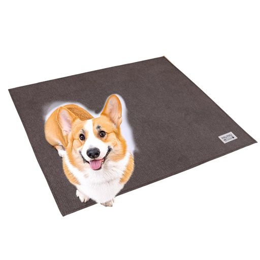 【サイズ】約100x86cm【重量】451g【材質】中芯:ポリウレタンフォーム/表面:ポリエステル100%(はっ水加工)/裏面:すべりにくい加工(PVC)【生産国】中国 ペットトイレの下に敷くだけで床へのしみ込みや汚れをしっかりガードするはっ水加工付き下敷きマットで、日頃の掃除の手間を大幅に軽減します。 表面は水分を弾きやすいポリエステル生地と内部の弾力ウレタンフォーム構造により快適性を確保し、トイレ周りを清潔に保つサポートをします。 裏面は滑り止め仕様でズレを防ぎ、ペットの歩行やトイレ中の動作にも安定して対応でき、フローリングや各種床材でも安心して使用できます。 丸洗いできる軽量設計で乾きも早く、毎日のお手入れが簡単なうえ、シンプルなカラー展開でお部屋の雰囲気になじむ実用性とデザイン性を両立しています。