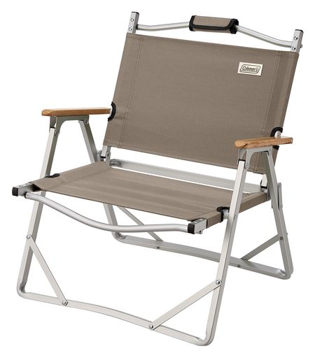 【使用シーン】軽量でコンパクトなチェアで、アウトドア、キャンプ、BBQはもちろん、ベランダ、バルコニー、ガーデンなどでも人気です。運動会、スポーツ観戦、釣りなどにも活躍します。 【ロースタイルチェア】長い時間座っていても疲れにくい、しっかりとしたフレーム構造のロースタイルチェア(座面高28cm)です。お子様も座れる高さなので親子で共用することも可能です。 【簡単セットアップ】ぱっと開くだけの簡単セットアップ。収納時もコンパクトなので運搬保管にも便利です。ハンドル付きの為持ち運びも容易です。 【アルミフレーム】軽量で錆にも強いアルミフレームを採用。剛性の高いフレーム構造で荷重をしっかり支えます。 【天然木アームレスト】アームレストに天然木を採用しているため、夏場の熱さや冬場の冷たさが軽減された手触りの良い仕上がりになっています。 【COLEMANGREENLABEL】地球の未来を守るため、環境配慮素材※を使用し社内基準をクリアした製品を“COLEMANGREENLABELとして認証しており、環境に配慮した素材を使用した商品となっております。