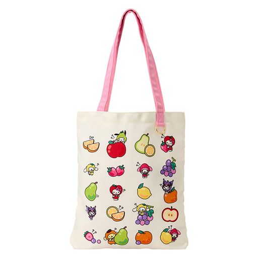 本体サイズ:約幅34x奥行5x高さ38cm(※持ち手含まず)持ち手の長さ:約60cm。主な材料・原料:綿、ポリエステル マグネットホック式開閉。内側:吊り下げオープンポケット1。マスコットなどをぶらさげられる金具付き。A4サイズが入る。対象年齢3才以上。 (C) 2025 SANRIO CO., LTD. 著作 株式会社サンリオ