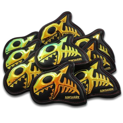 1. 「Aimshark」アイアンカバーは、ゴルフクラブを損傷から守ります。 2. 「Aimshak」シャークフィンのデザインは、ハンドルのように簡単に着脱できます。 3. 「Aimshark」カバーはサメの骨の形を設計しました。 ホワイト:質感のあるレザーレイヤーデザイン。 レインボー : ライトにより色が異なります。 4. クラブ番号はカバーの裏側にあります。 5. ゴルフヘッドカバーをマグネットで固定し、クラブから落ちないようにしてください。 6. セット:[4、5、6、7、8、9、P、A、S]またはピース番号: [3、4、5、6、7、8、9、P、A、S、X]