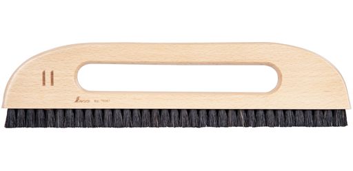 〈本体サイズ〉330x80x19mm 〈重量〉229g 〈材質〉馬毛、木 ブタ毛に比べて毛質が柔らかく、しなやか。適度なコシも備えているので壁紙を傷つけずに優しく密着させる事ができます。 毛一本一本が細い為、表面がデリケートな高級壁紙や薄手の和紙、ふすま紙などの撫でつけに最適です。 天然毛の中でも復元力に優れており、適切い手入れすれば毛先が広がりにくく長持ちします。 デリケートな壁紙の施工、仕上げの空気抜き、細かいホコリ払いに。
