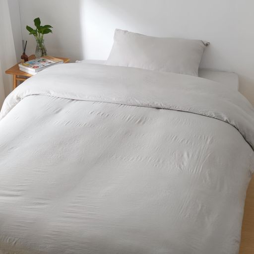 【商品仕様】※サイズ:シングル(約150x210cm) ※片側に全開ファスナー使用し、細部までこだわった安心のYKK製です。開け閉めスムーズで、毎日の使い心地も快適。※8か所ヒモでズレを防止。※素材:ポリエステル100%。※産地:中国 【洗いざらし加工でやわらかな肌触り】洗いざらし加工とは、縫製前の生地を水洗いすることで、洗い立てのような柔らかさと自然な風合いを引き出す加工です。肌に触れるたびに、なめらかで心地よい肌触りを感じていただけます。 【ピーチスキン加工でしっとりとした質感】生地表面にミクロな毛羽立ちを出現させ、「桃の皮」のようなしっとりとした風合いに仕上げる加工。なめらかでやさしい肌触りが、心地よい眠りをいっそう引き立てます。 【優れた速乾性・通気性】吸汗性・速乾性に優れているため、汗などの水分を素早く吸収し、いつでもサラッと爽やかな肌触りをキープ。寝汗を気にせずゆっくり快眠できます。部屋干しでも乾きやすく、お洗濯もラクに。 【注意事項】HARMIOの製品は日本国内で企画し、海外の工場で日本基準の品質管理を徹底していますので、より安心してご購入いただけます。