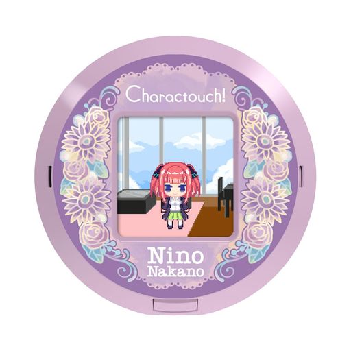 『五等分の花嫁積分積分』より、中野家五つ子たちの「キャラクタッチ!」が登場 「キャラクタッチ!」とは、バッジスタイルで身につけ、タッチや声をかけることでキャラクターとコミュニケーションが取れる新しいシミュレーショントイです。 第1弾として、「五等分の花嫁積分積分」のラインナップを展開。五つ子たちと様々なコミュニケーションを取って遊ぶことが出来ます。 本商品は、タッチ液晶を搭載し、キャラクターをタッチすることで、フルカラーのかわいいデフォルメされた五つ子たちがぴょこぴょこと動きコミュニケーションをとることができます。 また、マイクとスピーカーを内蔵しているので、声をかけることでキャラクターが反応。五つ子たちとまるで本当に会話しているようなボイスコミュニケーションが可能です。