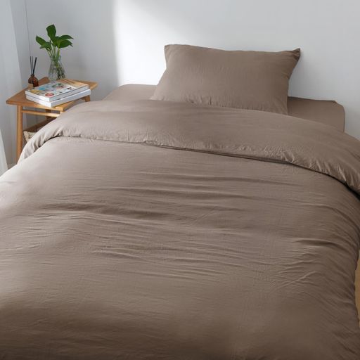 【商品仕様】※サイズ:シングル(約150x210cm) ※片側に全開ファスナー使用し、細部までこだわった安心のYKK製です。開け閉めスムーズで、毎日の使い心地も快適。※8か所ヒモでズレを防止。※素材:ポリエステル100%。※産地:中国 【洗いざらし加工でやわらかな肌触り】洗いざらし加工とは、縫製前の生地を水洗いすることで、洗い立てのような柔らかさと自然な風合いを引き出す加工です。肌に触れるたびに、なめらかで心地よい肌触りを感じていただけます。 【ピーチスキン加工でしっとりとした質感】生地表面にミクロな毛羽立ちを出現させ、「桃の皮」のようなしっとりとした風合いに仕上げる加工。なめらかでやさしい肌触りが、心地よい眠りをいっそう引き立てます。 【優れた速乾性・通気性】吸汗性・速乾性に優れているため、汗などの水分を素早く吸収し、いつでもサラッと爽やかな肌触りをキープ。寝汗を気にせずゆっくり快眠できます。部屋干しでも乾きやすく、お洗濯もラクに。 【注意事項】HARMIOの製品は日本国内で企画し、海外の工場で日本基準の品質管理を徹底していますので、より安心してご購入いただけます。