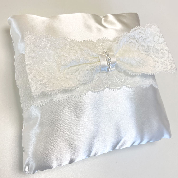 幅広レースリボンのスクエア型リングピロー ホワイト 完成品 縦横約15cm 結婚祝い ...