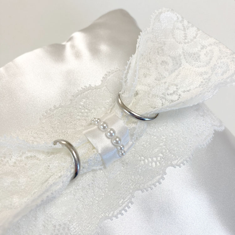 幅広レースリボンのスクエア型リングピロー ホワイト 完成品 縦横約15cm 結婚祝い ...