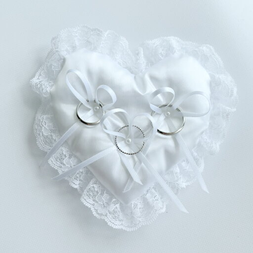 指輪3つ用 ハート ミニ リングピロー完成品 約横13×縦12cm 結婚式 リングクッション ウェディングアイテム 演出品 指輪交換 小さめサイズ シンプル 婚約指輪 結婚指輪 ベビーリング 指輪3つ用 ハート ミニ リングピロー完成品 約横13×縦12cm 結婚式 リングクッション ウェディングアイテム 演出品 指輪交換 小さめサイズ シンプル 婚約指輪 結婚指輪 ベビーリング