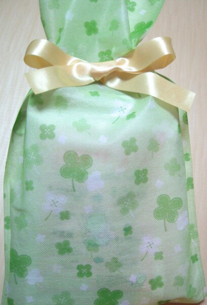 四つ葉のクローバー柄 巾着袋 M 1枚 幅2cm 縦40cm 不織布 リボン付き ラッピング袋 ギフトバッグ プレゼント