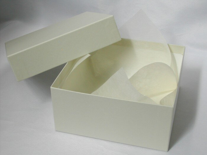 スクエアのギフトボックスMサイズ（ベージュ）17cm17cm高さ8cm【プレゼント用箱 四角い箱】内側用の不織布ペーパー付