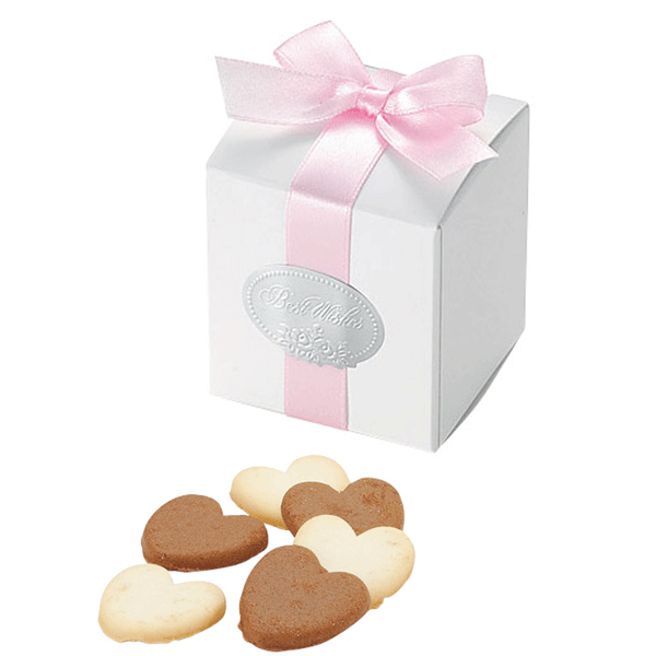 ご不明な点はお気軽にお問い合わせください。お客様専用TEL：03-5623-4807 淡いピンク色のリボンがかけられた純白の箱の中には、かわいいハート型のクッキーが6枚。結婚式の後に、クッキーとお茶でくつろいでもらえると嬉しいですね。お二人の感謝の気持ちがお届けできます♪★プチギフトになるウェルカムボードの追加用ですが単品でもOKです。>>ベール付きウェディングケーキとラビットで飾るウェルカムボードのプチギフト50個セットを見る◆メーカー直送品です。 内容 ハート型クッキー6枚(チョコ味・プレーン味各3枚)入り×1個 サイズ 全体約5.5×5×4.5（cm） ご注意 ●価格は1個の価格です。1個からのご注文が可能です。●ご注文後のお客様都合のキャンセル・変更・返品はできません。 ●お写真とは、色合いが若干異なることがございます。●お写真以上のラッピングはできません。●メーカー直送品です。送料無料ライン対象外商品です。●ご結婚式使用などで数量が多い場合は、会場直送もご検討ください。（会場担当者にご相談の上、2日以上前の納品をお勧めいたします） ★＞＞プチギフト特集を見る甘いハートのクッキーでお菓子タイム♪定番ギフトボックス♪