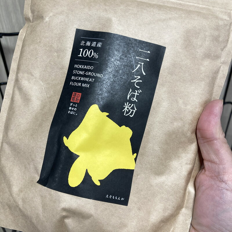 実店舗との共通在庫になっております。 万が一数がご用意できない場合がございます。 当店のシステムの都合で本当に申し訳ないのですが その点ご了承いただければと思います。 時季により生産地の異なる北海道産の原料を使用し、そば殻を取り除いたそばの実を摩擦熱の少ない低速回転の石臼で丁寧に挽いたそば粉は、しっとりとして握ると自然と固まっていきます。 当商品は風味豊かな石臼挽きそば粉8割と、北海道産小麦「北もみじ」を2割ブレンドしたそば打ち用ミックス粉です。 そば打ちをされる環境（気温や湿度）により変わりますが、加水率は45％〜48％が目安です。 そば打ち（そば切り）の他、そばがきやガレット（そば粉クレープ）などにもおすすめです。 【原材料】そば粉（そば（北海道産））、小麦粉（小麦（北海道産）） 【内容量】500g実店舗との共通在庫になっております。 万が一数がご用意できない場合がございます。 当店のシステムの都合で本当に申し訳ないのですが その点ご了承いただければと思います。 食品ロス削減への取り組みにご協力いただき、 誠にありがとうございます。