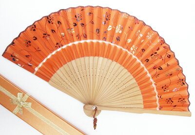 高級扇子 優しい絵描き、丁寧に仕上げてきた扇子、夏の涼しい風が漂ってくる サイズ：長さ　 閉じた時　　　　約20センチメートル 　　　　 開いた時　幅:約35センチメートル 材質：竹、シルク、麻など 扇子袋をプレゼントします。 プレゼント、ギフトにも活用ができる一品