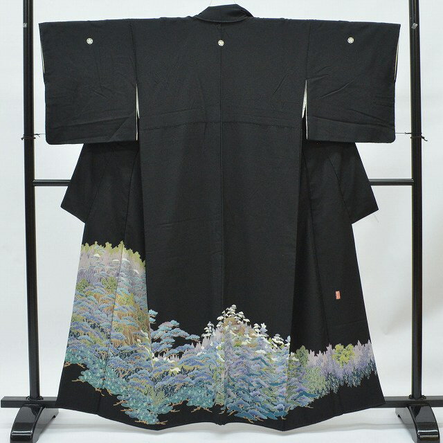 【中古】 リサイクル着物 身丈149cm 裄丈64.5cm 黒留袖 正絹 仕立て上がり 五つ紋 比翼衿付き 翠峯 落款有 結婚式 SS 黒色系 松文様 特品 [ 着物 中古 帯 リサイクル 振袖 浴衣 袴 和服 古着 ]